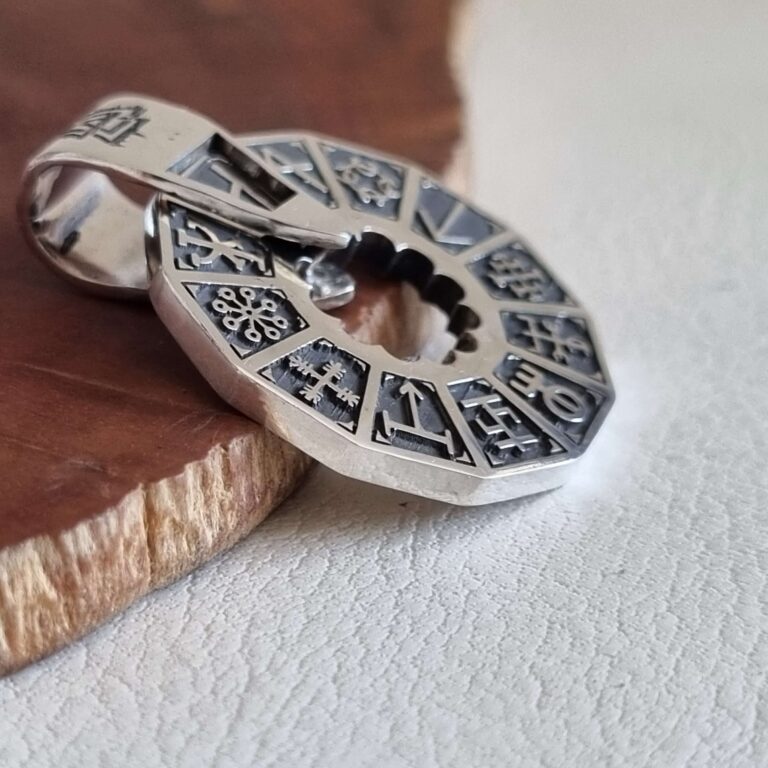 amuleto oráculo rúnico de plata