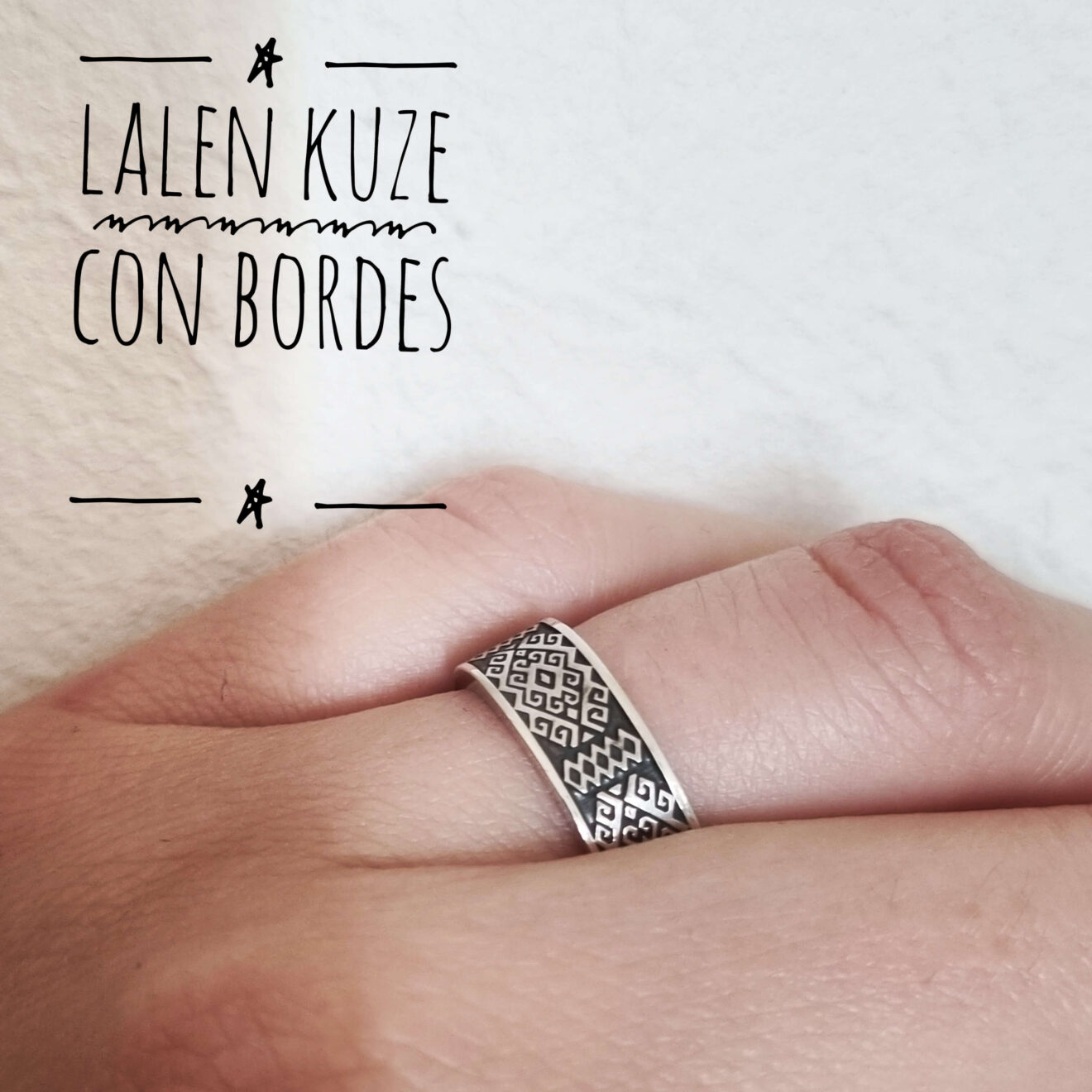 Anillo Lalen Kuze de plata 950 con grabado profundo de iconografía mapuche