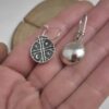 aros kultrun de plata en mano