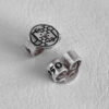 Tuercas de plata firmes para Aros Valknut en plata ley 950, detalle de joyería artesanal.