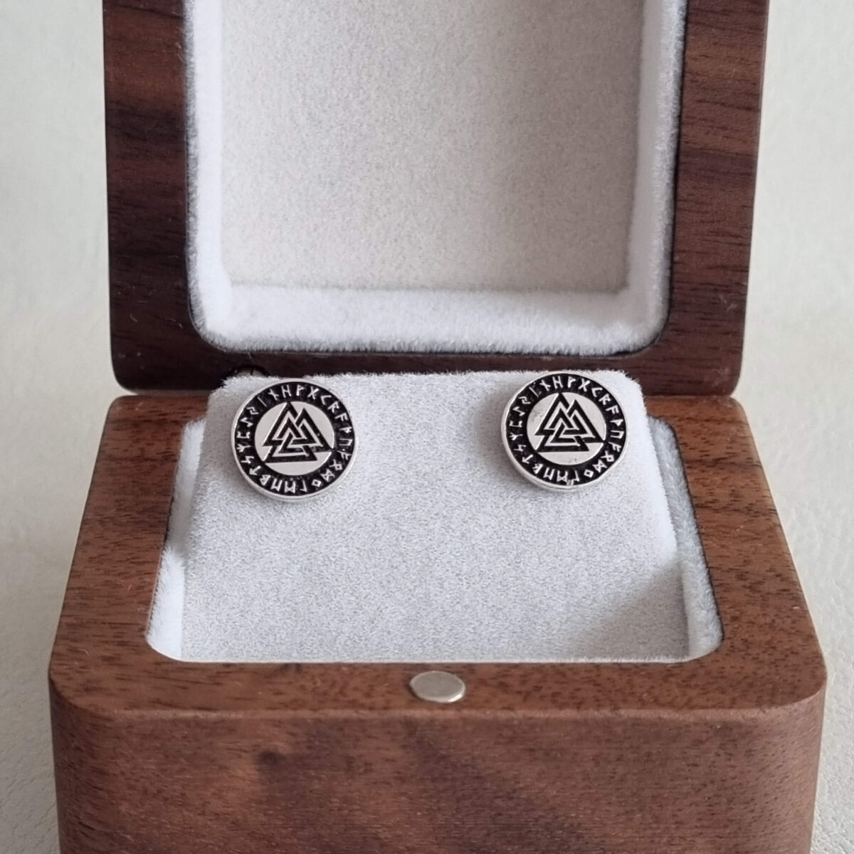 Aros Valknut plata ley 950 de 1 cm presentados en caja de madera opcional, joya artesanal simbólica con turcas firmes.