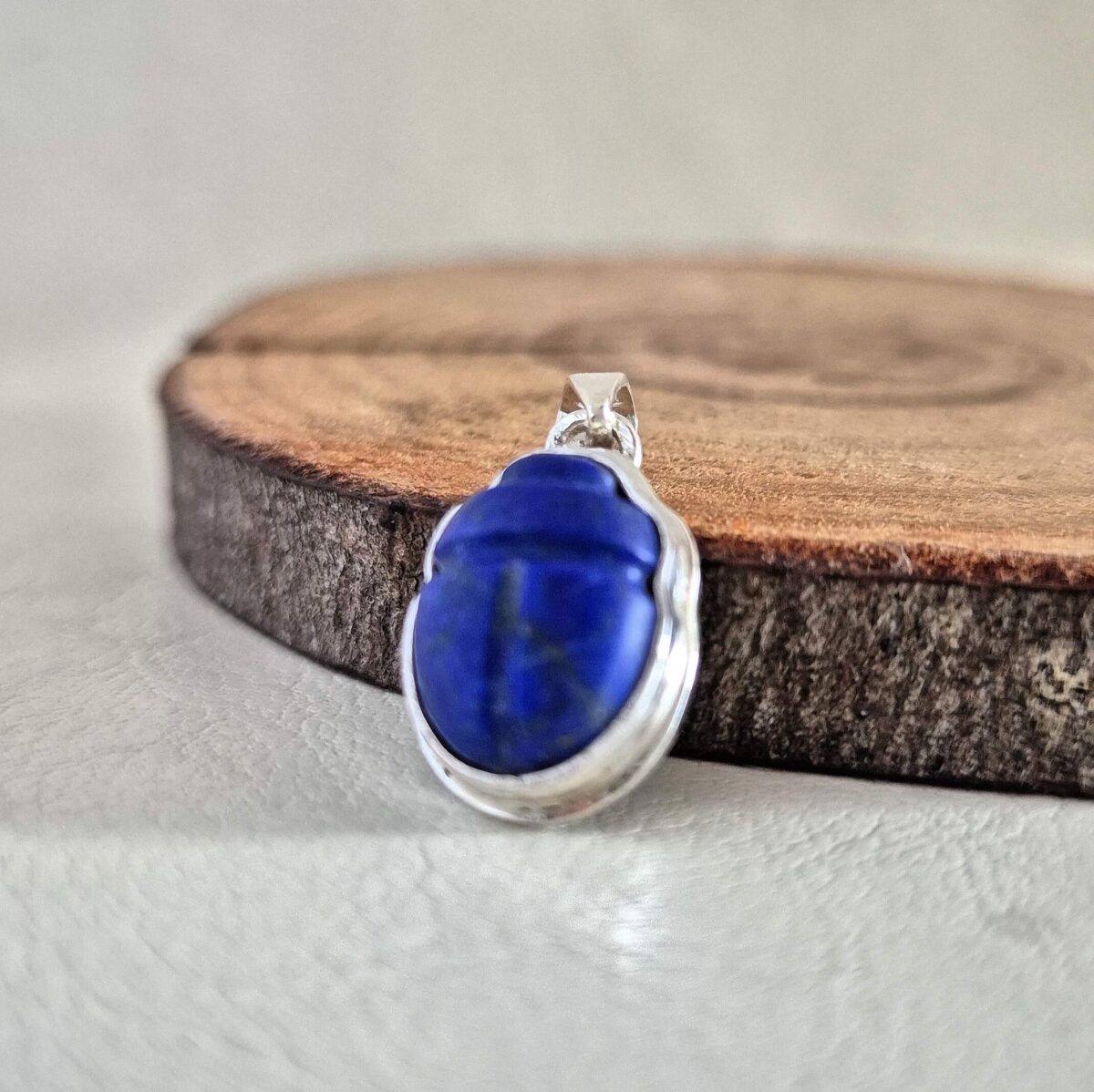 colgante escarabajo lapislazuli y plata