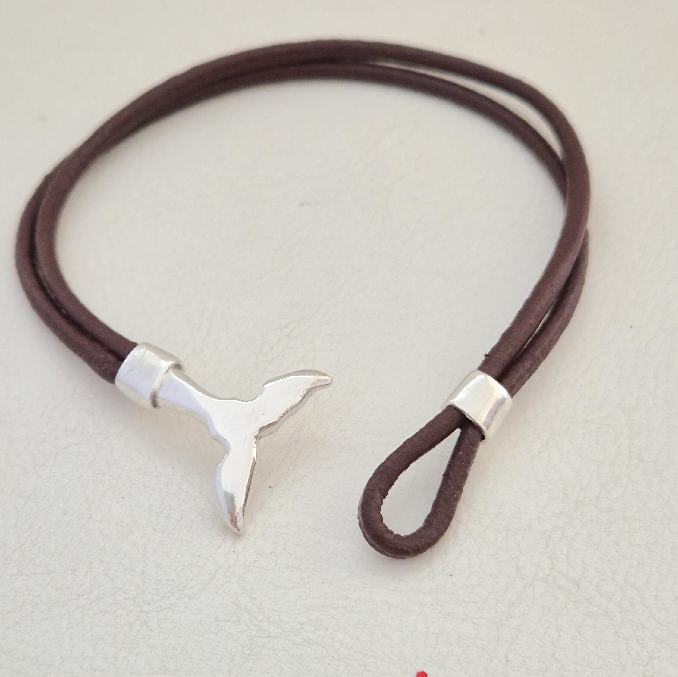 Pulsera plata y cuero con cola ballena