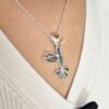 colgante colibrí de plata y mosaico de piedras naturales