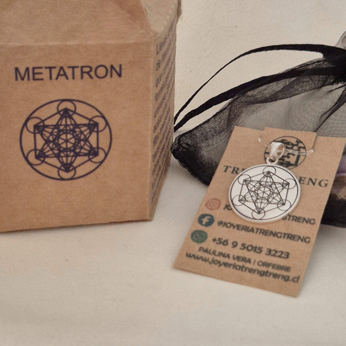 medalla metatrón de plata en su empaque de regalo
