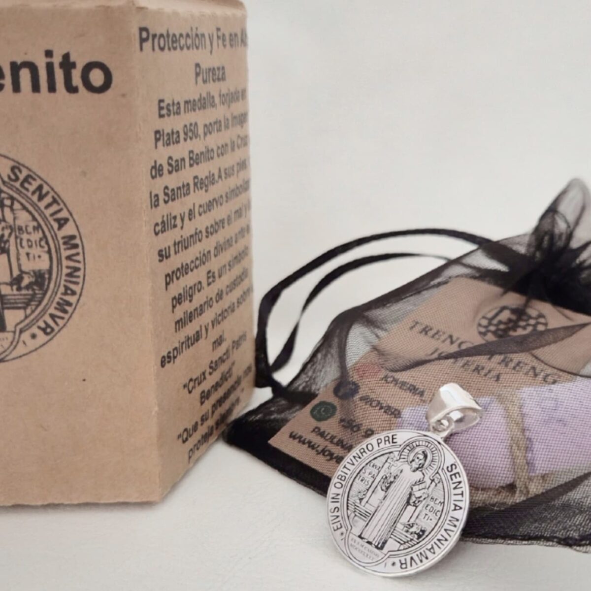 Medalla de San Benito en su empaque