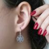 aro metatrón de plata en oreja de mujer