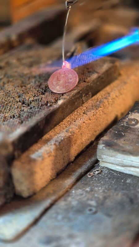 fabricando medalla de san Benito plata 950