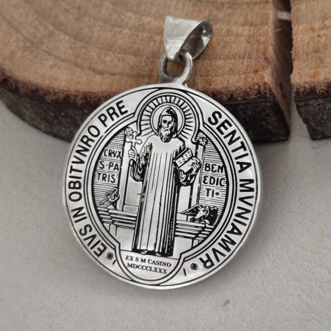 medalla de san Benito frontal