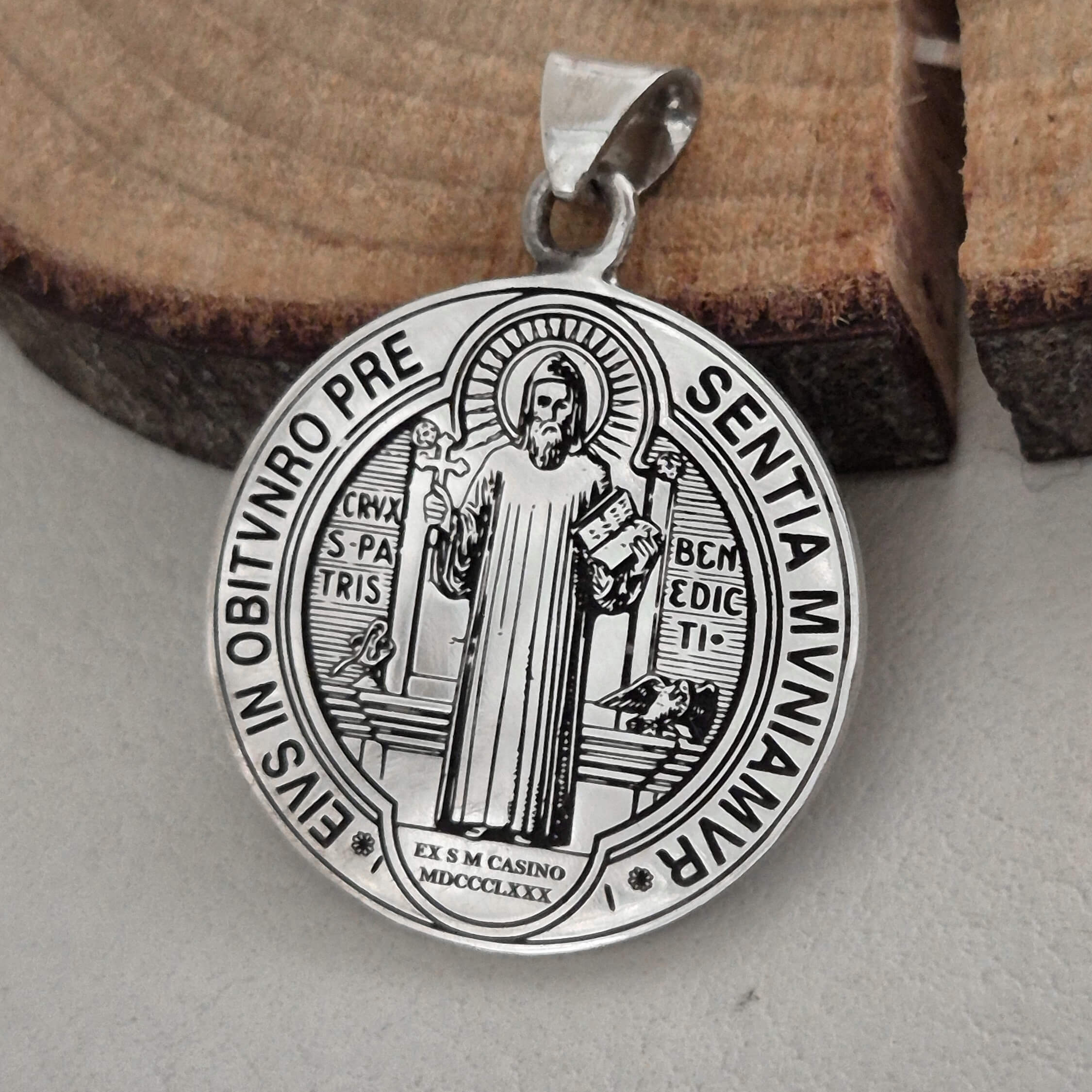 Medalla de San Benito en Plata 950 – Protección y Joyería de Autor