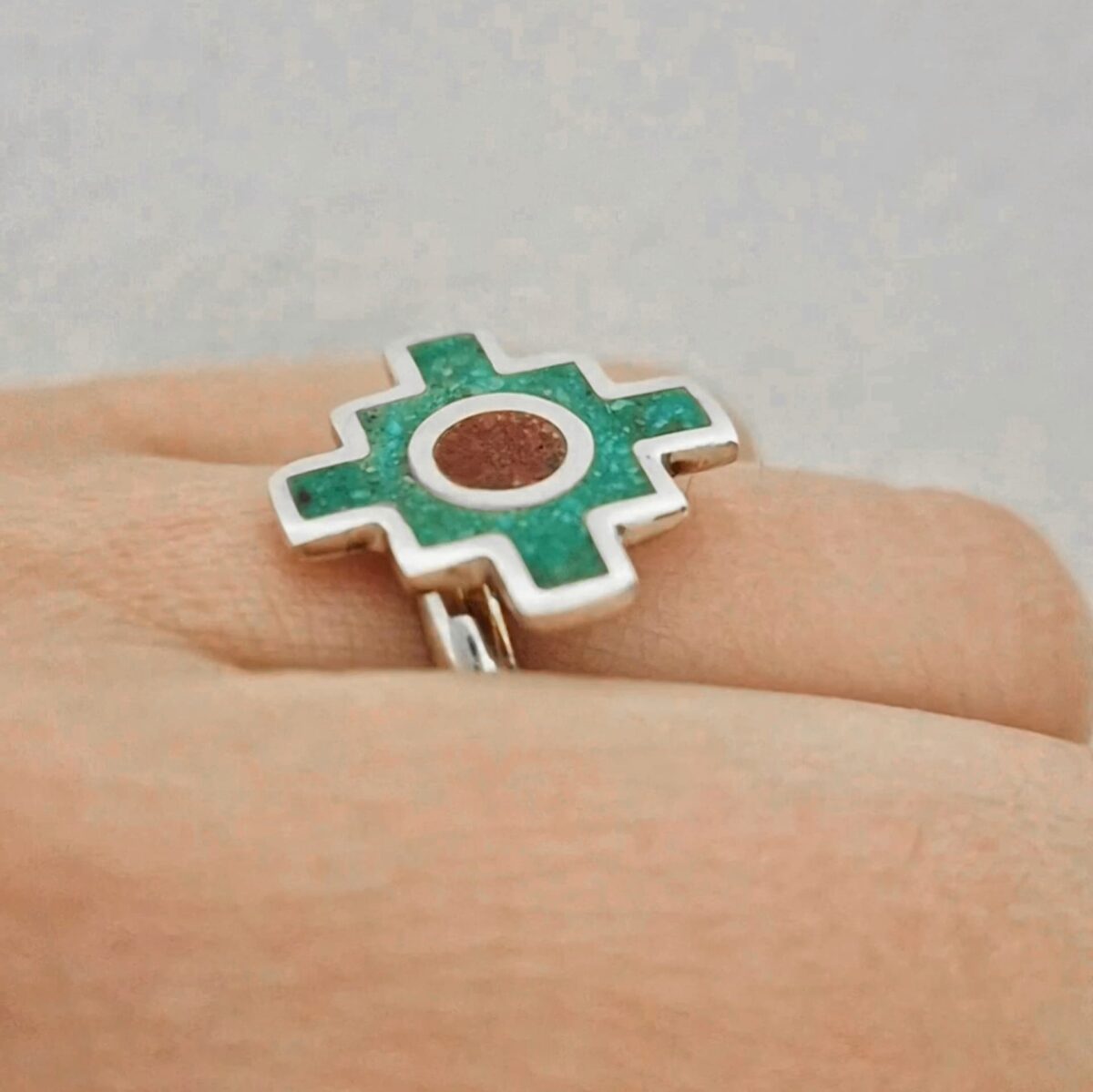Anillo chakana plata y piedra en mano