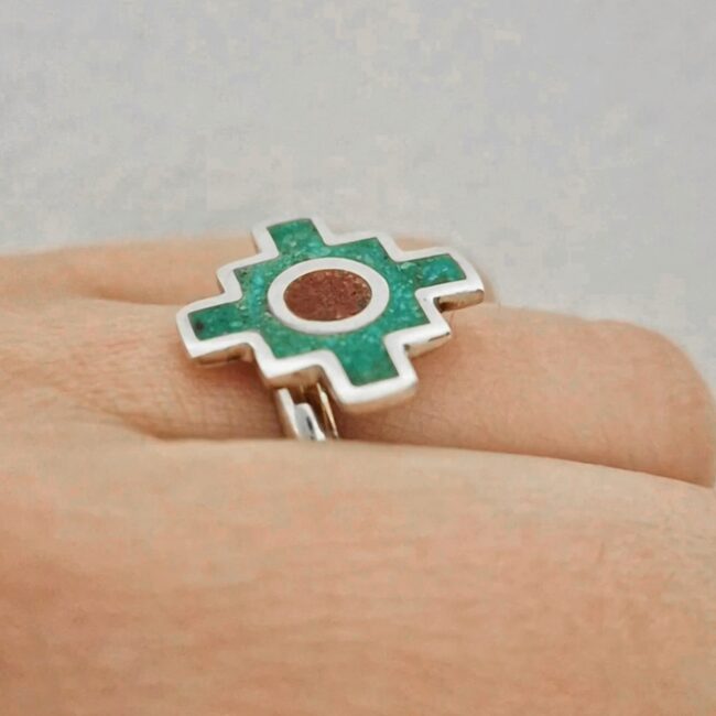 Anillo chakana plata y piedra en mano
