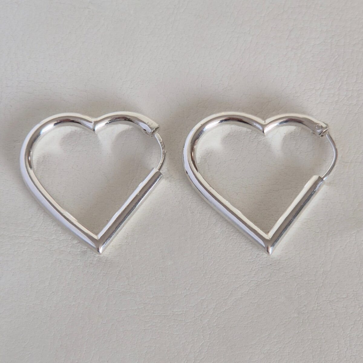 aro corazon plata con fondo blanco