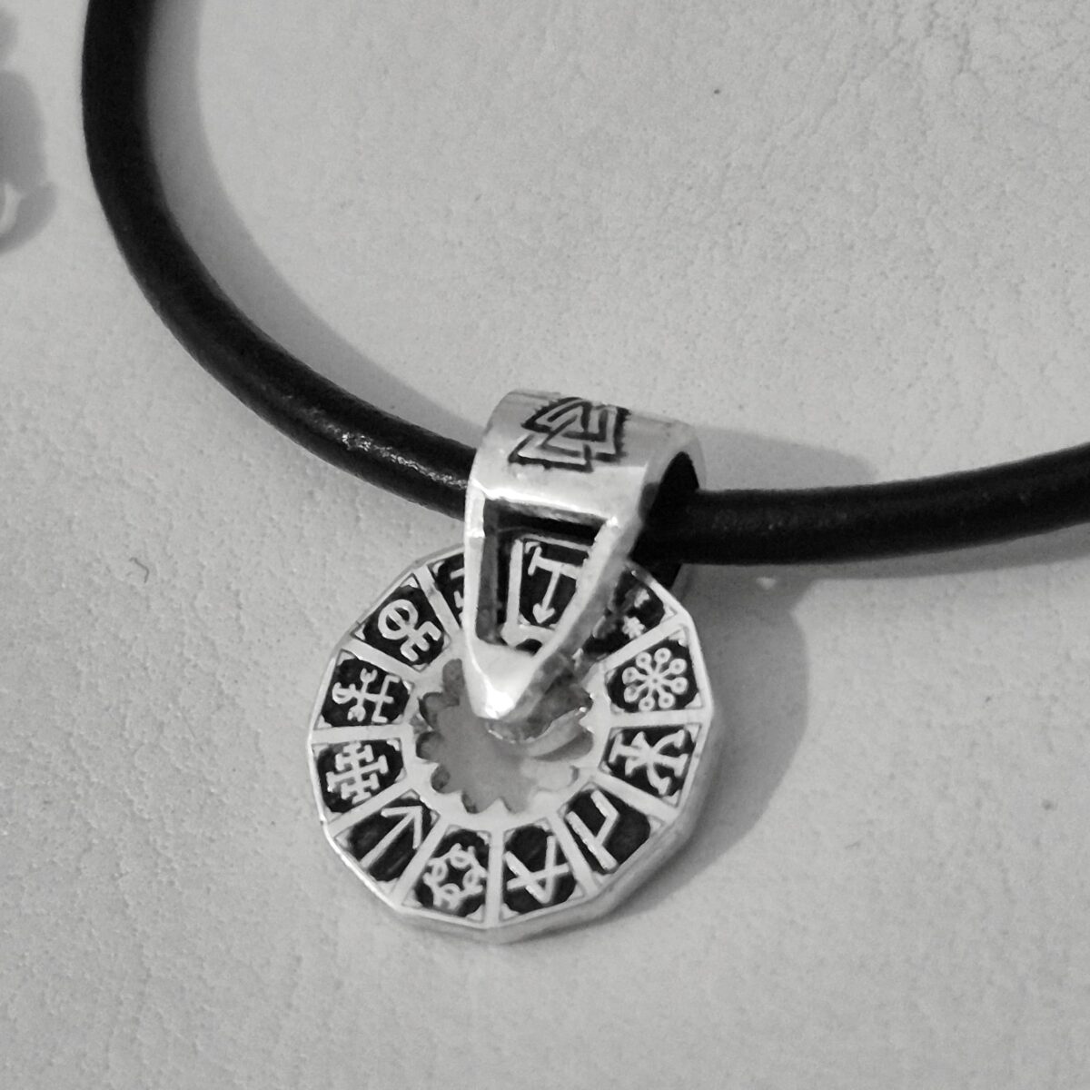 mini oráculo de plata en detalle